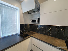 Фасад с подъёмным механизмом Aventos HF.