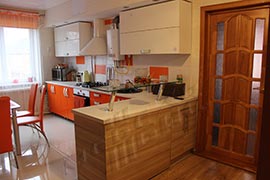 Кухня. Фасады: МДФ крашенный (оранжевый глянец). Столешница EGGER.