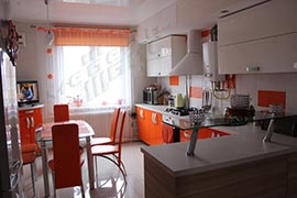 Кухня. Фасады: МДФ крашенный (оранжевый глянец). Столешница EGGER. Стеклянная барная стойка.