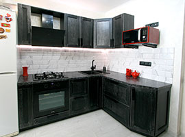 Кухня из массива дуба. Цвет - чёрный с серебристой патиной, браширование.