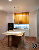 Кухня с островом. Остров с зеркальной вставкой, столешница острова - искусственный камень.