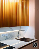 Фасады навесных шкафов - фрезерованный МДФ, окрашены в цвет «золото».