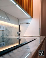 Фасады навесных шкафов - фрезерованный МДФ, окрашены в цвет «золото».