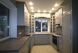 Кухня в стиле неоклассика. Фасады - фрезерованный крашенный МДФ.