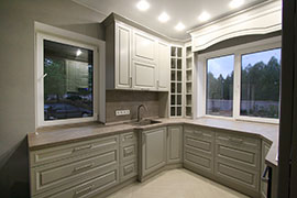 Кухня в стиле неоклассика. Фасады - фрезерованный крашенный МДФ.