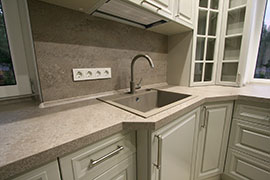 Кухня в стиле неоклассика. Фасады - фрезерованный крашенный МДФ.