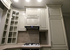 Кухня в стиле неоклассика. Фасады - фрезерованный крашенный МДФ.