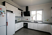 Кухня. Корпус: венге луизиана; фасады: крашенный массив дуба с патиной; столешница Resopal.