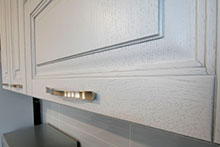 Крашенный фасад из массива дуба с патинированием.