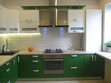 Кухня с фасадами из крашенного МДФ.