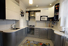 Кухня. Корпус: ДСП Венге; фасады: крашенный МДФ; столешница: искусственный камень.