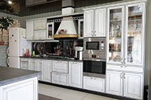 Кухня. Корпус: венге луизиана; фасады: крашенный массив дуба с патиной.