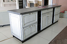 Кухня. Корпус: венге луизиана; фасады: крашенный массив дуба с патиной.