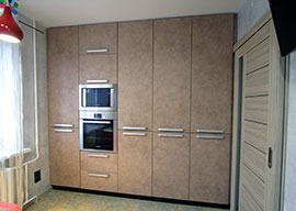 Кухня. Фасады: EGGER "Кожа бежевая" F427 ST10; встроенная бытовая техника.