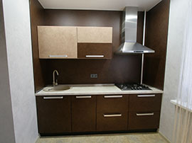 Кухня. Фасады: EGGER "Кожа бежевая" F427 ST10 и "Кожа серая" F428 ST10; столешница: Resopal; стеновая панель EGGER.