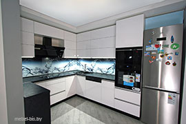 Фасады акрил, ручка профиль SCHUECO, столешница RESOPAL.