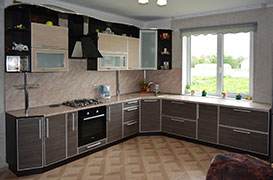 Кухня. Фасады: пластик в аллюминиевой рамке, угловые фасады.