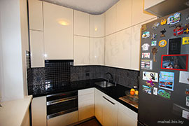 Крашенные фасады, столешница - искусственный камень. Вогнутые фасады (верхний угловой шкаф).