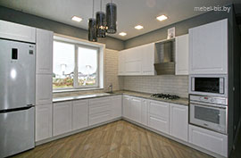 Кухня из крашенного массива ясеня.