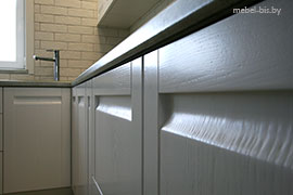 Кухня из крашенного массива ясеня.