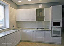 Кухня из крашенного массива ясеня.