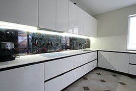 Кухня. Крашенные фасады, глянец. Столешница - искусственный камень. Скинали.