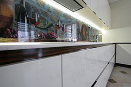 Кухня без ручек. Крашенные фасады, глянец. Столешница - искусственный камень. Скинали.