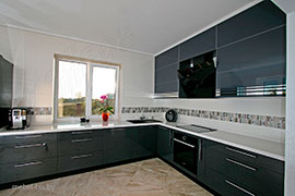 Фасады зеркало крашенное/акрил, столешница искусственный камень STARON.