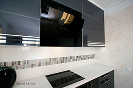 Фасады зеркало крашенное/акрил, столешница искусственный камень STARON.