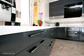 Фасады зеркало крашенное/акрил, столешница искусственный камень STARON.