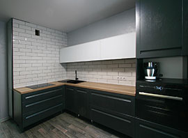 Массив ясеня, фасады без ручек (интегрированные ручки). Фасады верхних ящиков - стекло.