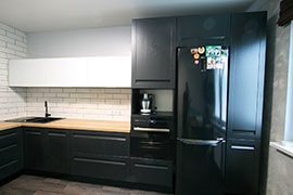 Массив ясеня, фасады без ручек (интегрированные ручки). Фасады верхних ящиков - стекло.