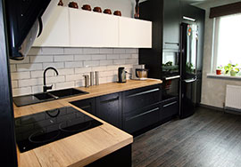 Массив ясеня, фасады без ручек (интегрированные ручки). Фасады верхних ящиков - стекло.