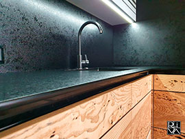 Фасады CHROMELINE/шпон LOFT, ручка профиль SCHUECO, столешница компакт-ламинат POLYREY, мойка ELLECI UNDERMOUNT.