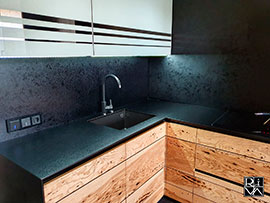 Фасады CHROMELINE/шпон LOFT, ручка профиль SCHUECO, столешница компакт-ламинат POLYREY, мойка ELLECI UNDERMOUNT.