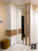 Угловой шкаф в прихожую с зеркальными вставками.