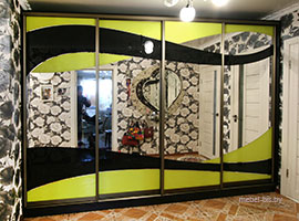 Четырёхстворчатый шкаф-купе. Зеркало с пескоструйной обработкой и окрашенное в два цвета.
