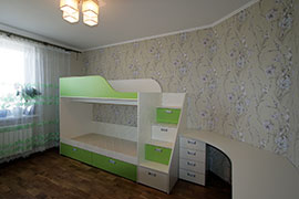 Двухярусная кровать с выдвижными ящиками.