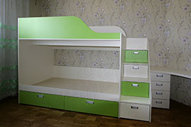 Двухярусная кровать с выдвижными ящиками.
