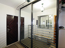 Шкаф-купе в прихожей, зеркало с пескоструйной обработкой.