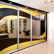 Шкаф-купе в прихожей. Панели с покраской в два цвета.