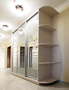 Трёхстворчатый шкаф-купе, зеркало с пескоструйной обработкой.