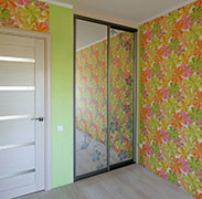 Встроенный двухстворчатый шкаф-купе. Зеркало с пескоструйной обработкой.