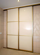 Шкаф-купе. H-профиль, цвет - золото. Бежевыый лакобель, глянец.