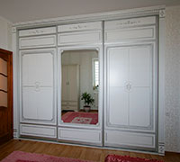 Шкаф-купе с фрезерованными крашенными вставками из МДФ. Патина серебро.