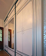 Шкаф-купе с фрезерованными крашенными вставками из МДФ. Патина серебро.