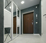 Шкаф-купе: бескаркасные двери из крашенного МДФ с фрезеровкой и зеркалами.