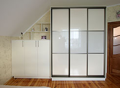 Шкаф-купе: Лакобель (белый) и Mirror Gloss (слоновая кость); шкаф и полки: белая ДСП.