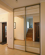 Шкаф-купе с декоративными вставками и зеркалом.