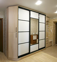 Шкаф-купе: зеркало с пескоструйной обработкой.